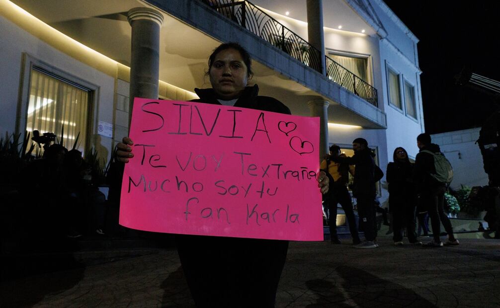 Fans de Silvia Pinal se dan cita en la funeraria donde será velada para despedirla. Foto: Yaretzy M. Osnaya/ EL UNIVERSAL