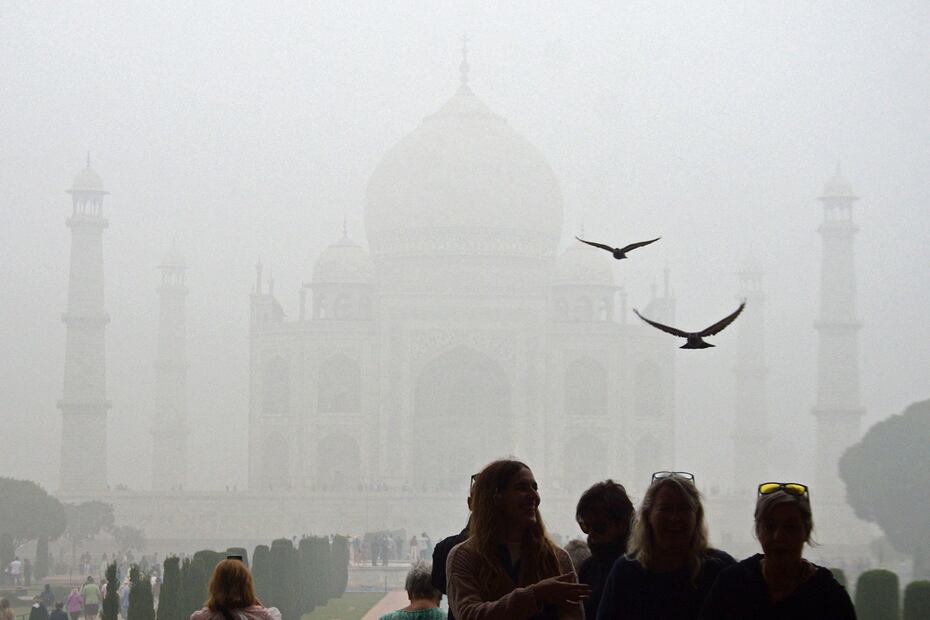 Turistas visitan el Taj Mahal en una mañana con contaminación récord, en Agra, India. FOTO: PAWAN SHARMA. AFP