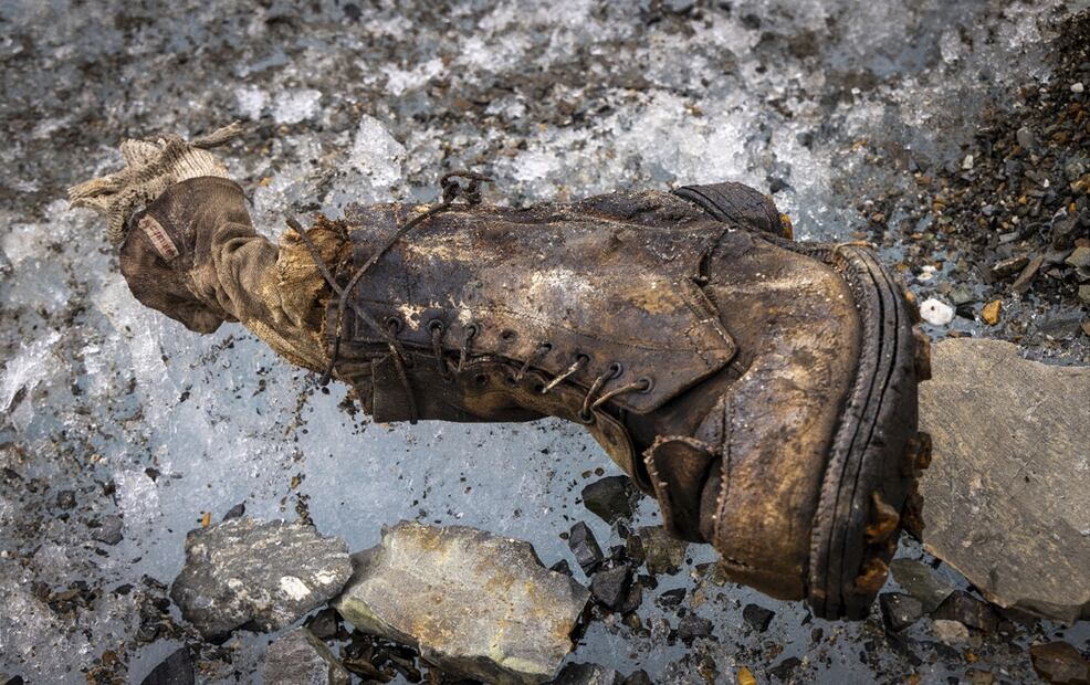 Lo que aparentemente es el pie de Andrew Comyn Sandy Irvine, envuelto en un calcetín y una bota, se encontró en el glaciar Central Rongbuk, en la cara norte del Everest, a una altitud inferior a la de los restos de Mallory. Foto: AP