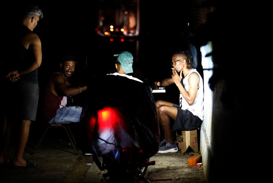 Personas conversan durante un apagón, en La Habana. Foto: EFE