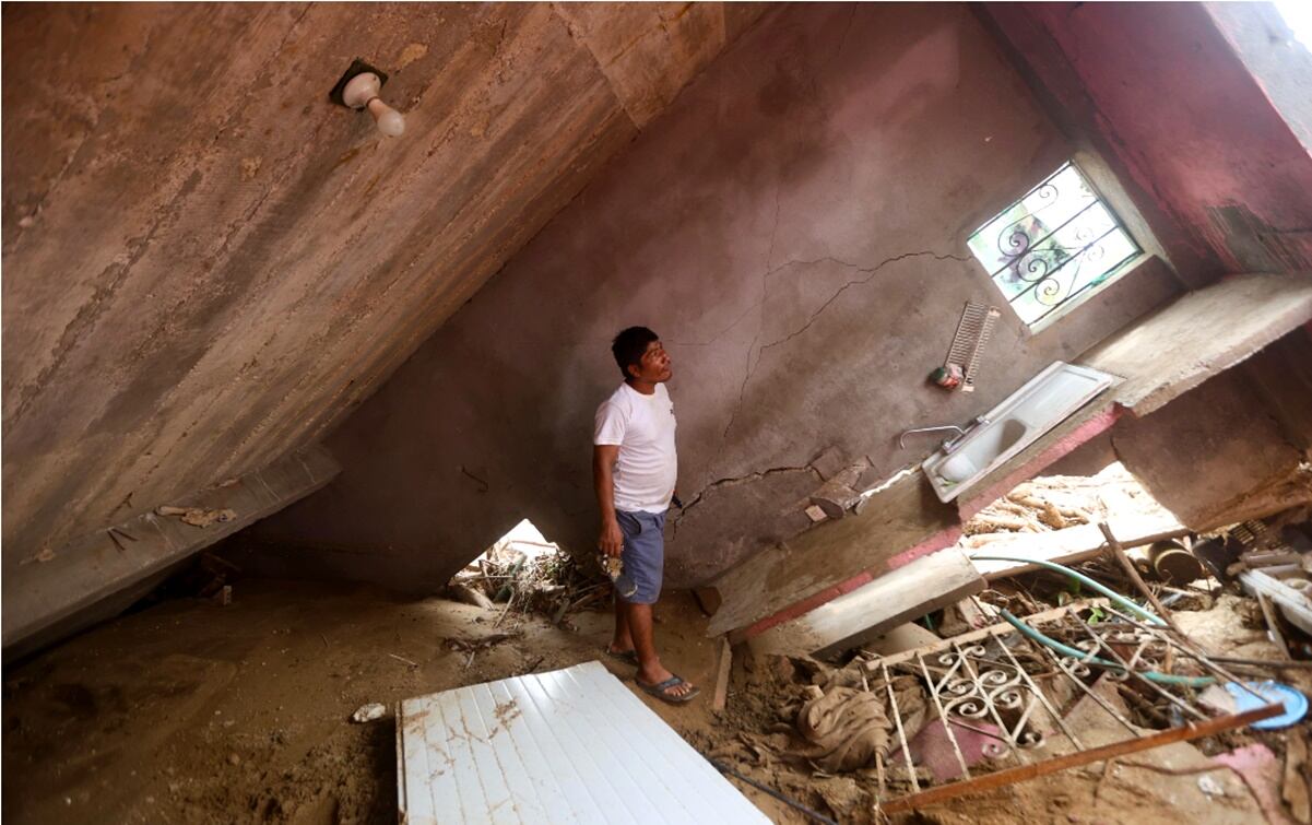 PHOTOS: Canal overflows and drags away houses in Acapulco after “John” passes through Guerrero