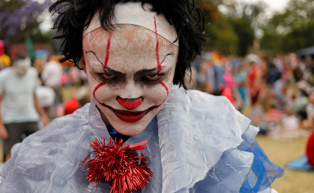 Persona caracterizada como el personaje de "It" en Johannesburgo, Sudáfrica. Foto: EFE