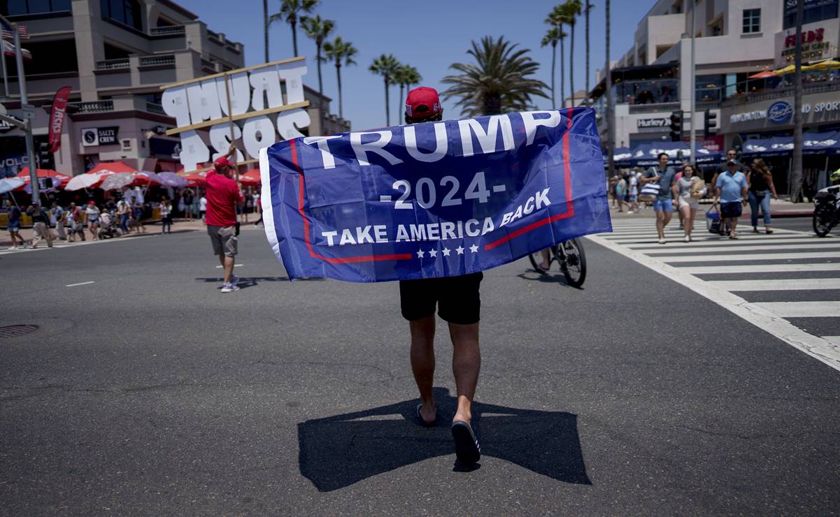 La gente se manifiesta en apoyo del candidato presidencial republicano, el expresidente Donald Trump. Foto: AP
