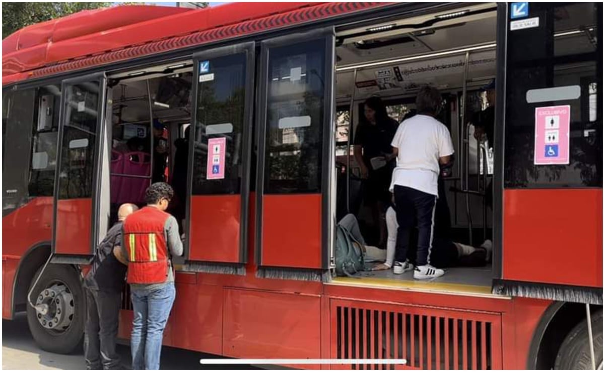 Woman tries to beat Metrobus to the line and hits it at Coyuya station; passengers are injured after emergency braking