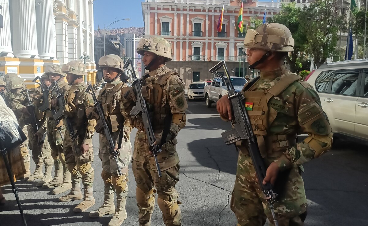 El presidente de Bolivia, Luis Arce, denunció este miércoles "movimientos irregulares" de militares en frente a la sede del Gobierno en la ciudad de La Paz, mientras que ciudadanos y medios locales reportaron la presencia de tanques y militares fuertemente armados. Foto: EFE / Luis Gandarillas