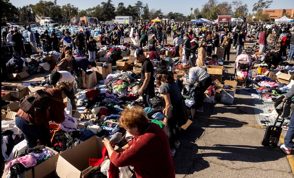 Evacuados del incendio de Eaton en un centro de donaciones en el parque de Santa Anita, Arcadia, California, el 13 de enero de 2025. Foto: AFP