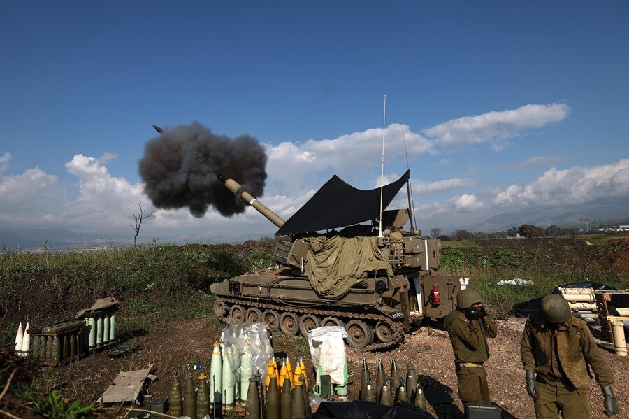 Una unidad de artillería israelí dispara hacia un objetivo en el Líbano. Desde el inicio de la guerra en Gaza, tanto Israel como Hizbulá mantienen hostilidades a diario en la frontera. Foto:  ATEF SAFADI / EFE