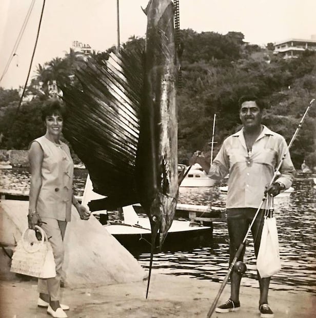 Luis Aguilar comenzaba a triunfar en el negocio de la pesca cuando su talento lo delató. En la instantánea, Luis Aguilar y su esposa Rosario Gálvez en un torneo de pesca en el Club de Yates de Acapulco. Foto: Instagram luisaguilargallogiro