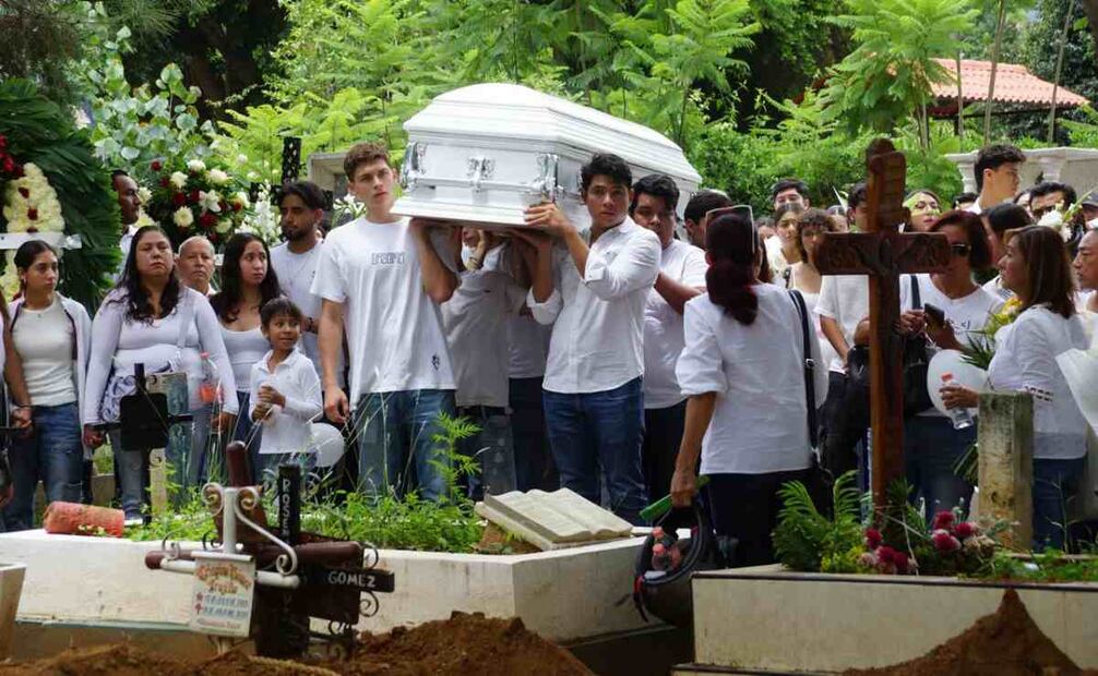 “Sólo queremos justicia”, con aplausos despiden a Diego Paz, joven asesinado  en un alcoholímetro en Oaxaca. Foto: Edwin Hernández / EL UNIVERSAL