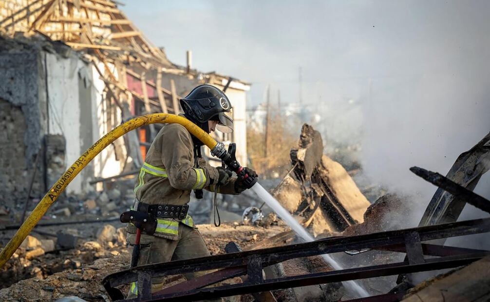 Una fotografía publicada por el servicio de prensa del Servicio Estatal de Emergencia (SES) de Ucrania muestra a los rescatistas ucranianos trabajando en el lugar de un ataque aéreo en Odesa, suroeste de Ucrania, el 17 de noviembre de 2024. Foto: EFE