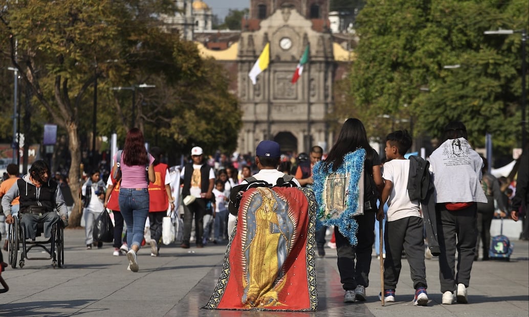 Peregrinos denunciaron a personas que ofrecen darles la bendición gratis, y cuando aceptas, "piden hasta 100 pesos de cooperación a la fuerza”, afirmaron. Foto: Berenice Fregoso/EL UNIVERSAL