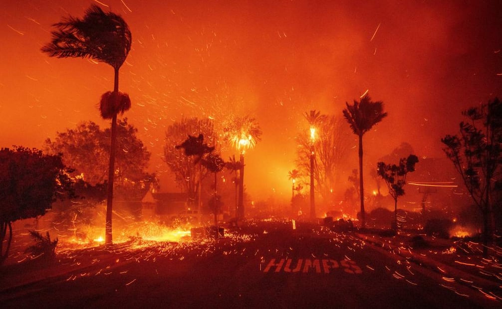 El incendio de Palisades arde en un vecindario en medio de fuertes vientos en el barrio de Pacific Palisades en Los Ángeles, el martes 7 de enero de 2025.  Foto: AP