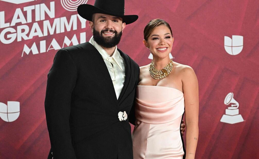 Carin Leon y Meylin Zuniga en la alfombra de los Latin Grammy. Foto:  AFP