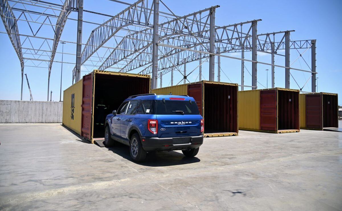 "Con el envío de este primer embarque con vehículos de la planta Ford fabricados en Hermosillo ponemos en marcha un Plan Piloto", dijo Alfonso Durazo. Foto: Gobierno de Sonora