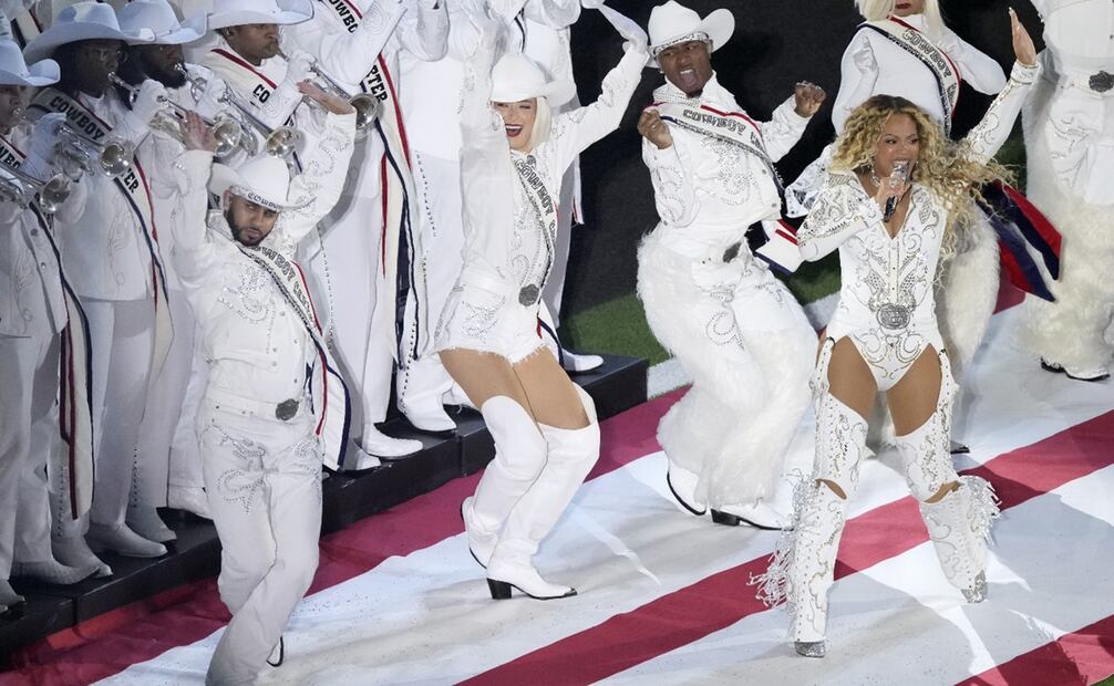 Beyoncé se presenta durante el espectáculo de medio tiempo del partido entre los Baltimore Ravens y los Houston Texans. Foto: Alex Slitz/Getty Images/AFP (Photo by Alex Slitz / GETTY IMAGES NORTH AMERICA / Getty Images via AFP.