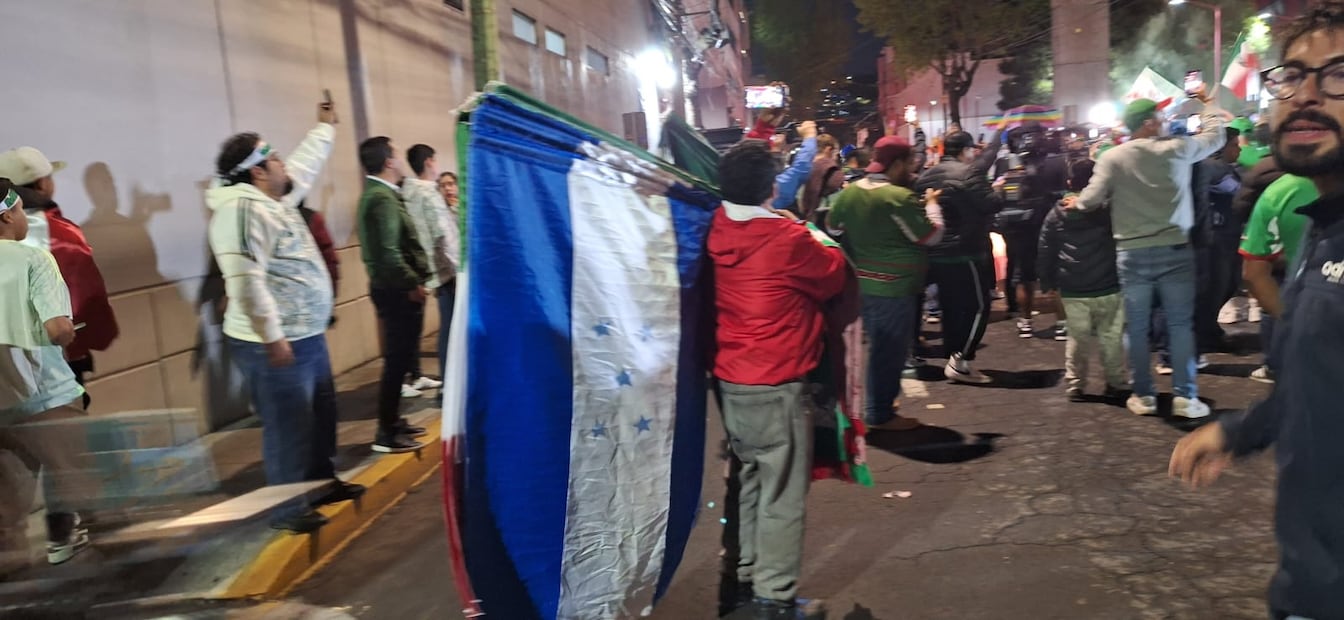 Vendedor de banderas en Toluca FOTO: SEBASTIÁN GARCÍA - EL UNIVERSAL