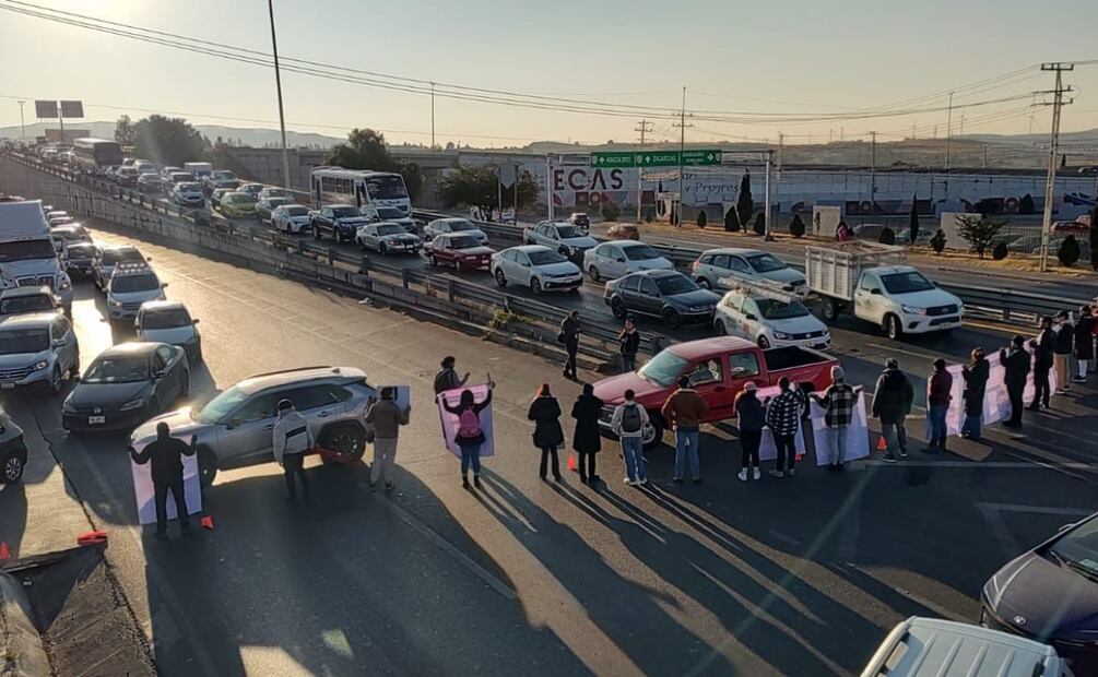 Desde las 7:00 horas, familiares comenzaron a bloquear la carretera de la salida norte que conecta con el municipio de Fresnillo. Foto: Diana Valdez