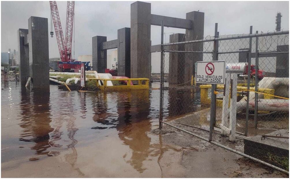 Fuertes lluvias en Oaxaca inundan refinería de Salina Cruz. Foto: Especial