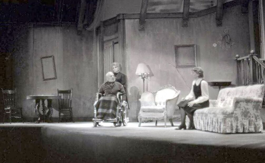 La obra teatral "La Sala" fue un melodrama realista sobre los prejuicios de una familia inglesa, en la que David Silva personificó a un sacerdote retirado al que le amputaron ambas piernas. En la vida real había sufrido una amputación. Archivo EL UNIVERSAL.