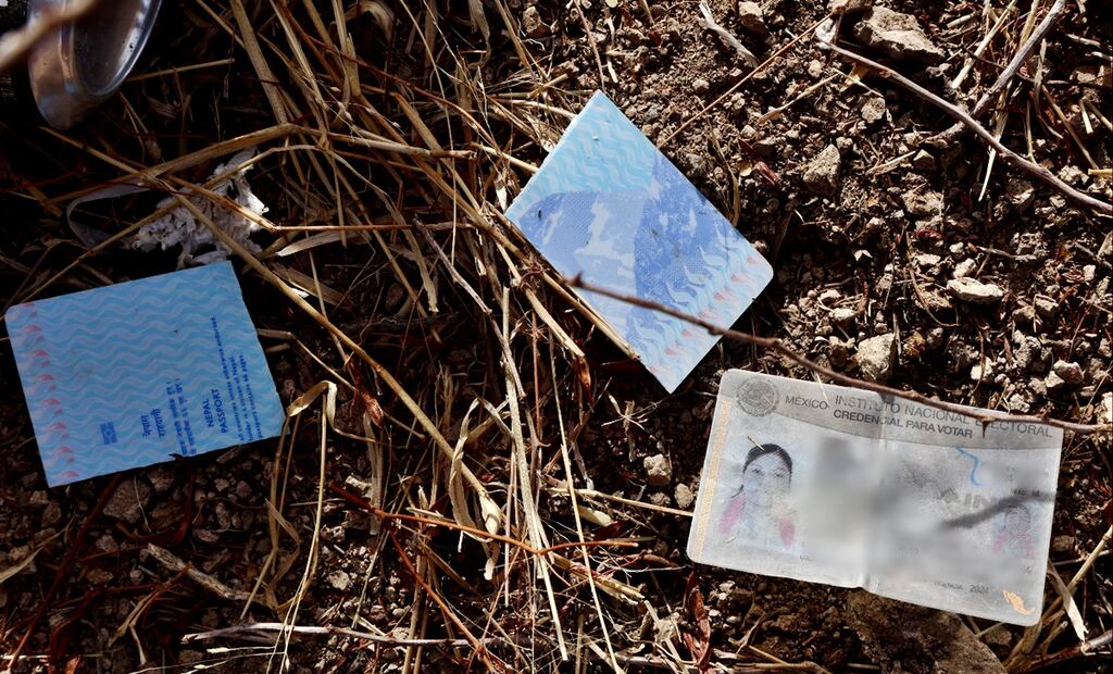 Pasaportes e identificaciones oficiales de personas de diversos países del mundo son destruidos y mutilados en el desierto fronterizo entre México y EU. Foto: Valente Rosas/EL UNIVERSAL