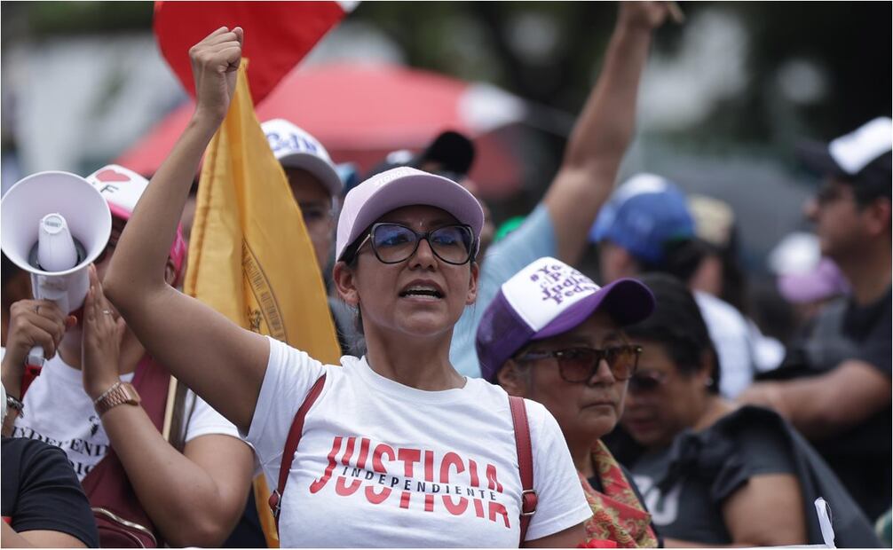 Cientos de trabajadores protestan contra la reforma judicial en el Ángel de la Independencia. Foto: Fernanda Rojas/EL UNIVERSAL