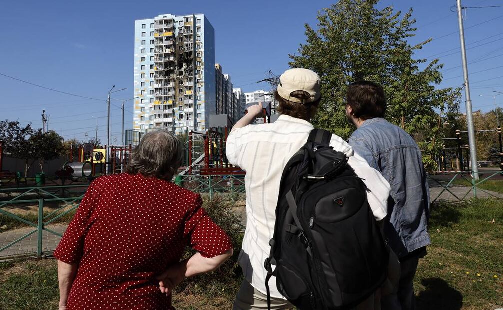 Gente local mira un edificio de apartamentos dañado tras un presunto ataque con drones ucranianos en Ramenskoye