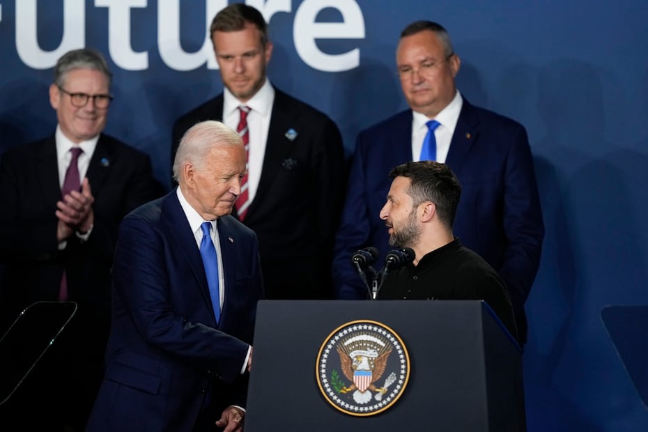 El presidente Joe Biden, en el centro, y el presidente de Ucrania, Volodimir Zelensky, se dan la mano durante un evento sobre el Pacto de Ucrania en la Cumbre de la OTAN en Washington. Foto: AP