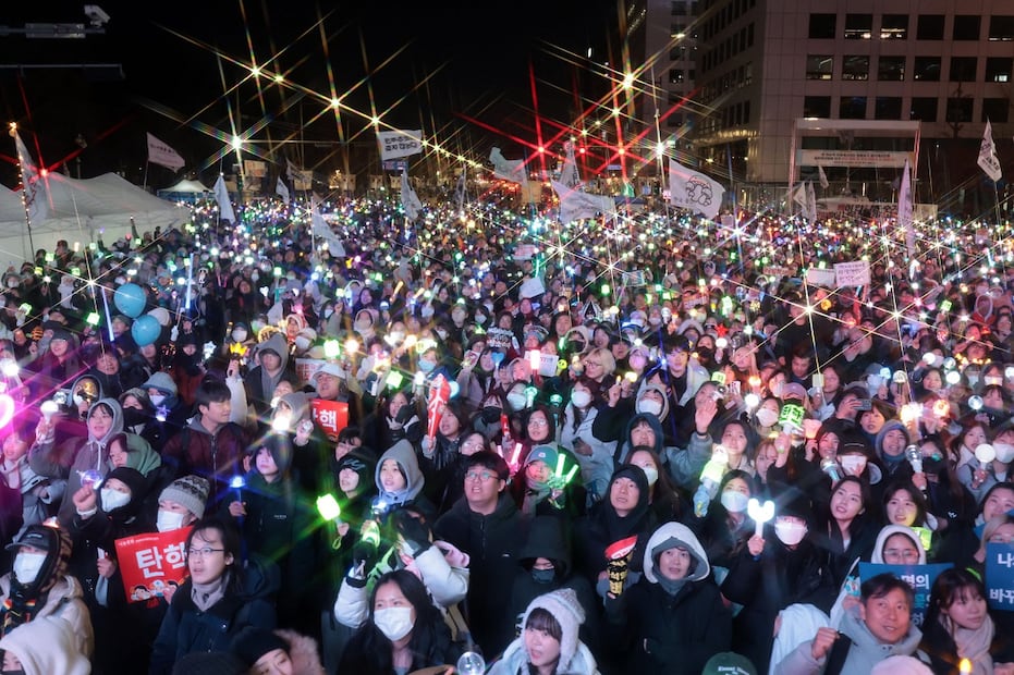 Los manifestantes animan cerca de la Asamblea Nacional durante una manifestación en apoyo de una moción de juicio político contra el presidente Yoon Suk-yeol en Seúl. Foto: EFE