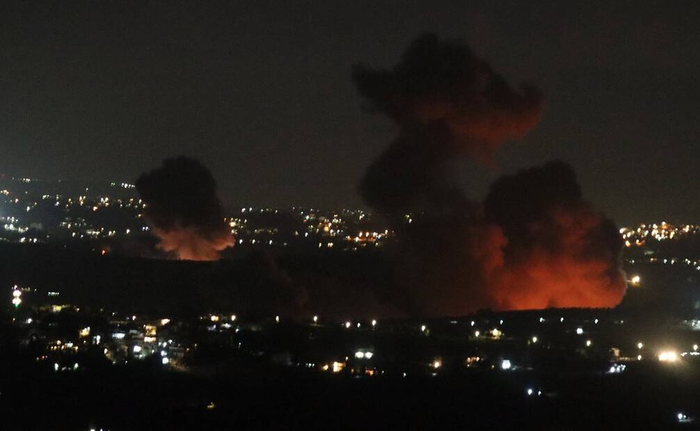 El humo se eleva desde el lugar de un ataque aéreo israelí que tuvo como objetivo la aldea libanesa de Zawtar. Foto: EFE