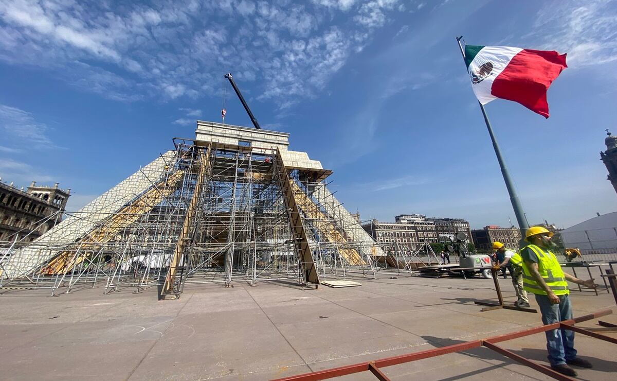 Dan forma a pirámide de Kukulkán en la explanada del Zócalo. Foto: Alberto Acosta