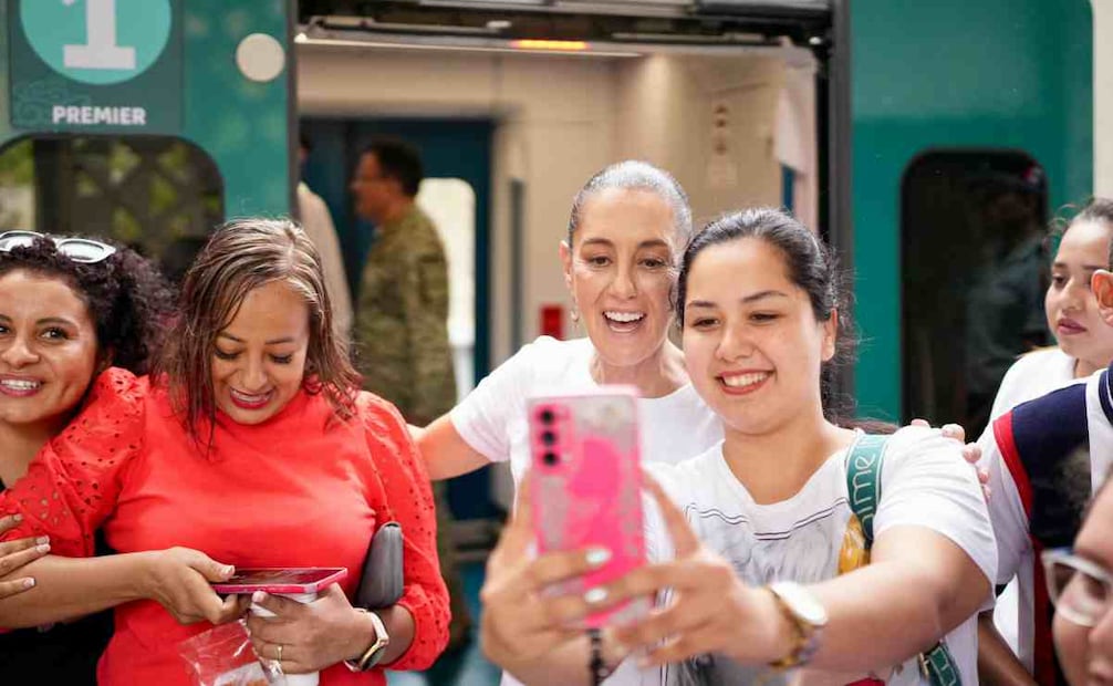 Pasajeros aprovecharon para tomarse fotografías con la jefa del Ejecutivo federal, e incluso le lanzaron porras en apoyo. Foto: Presidencia