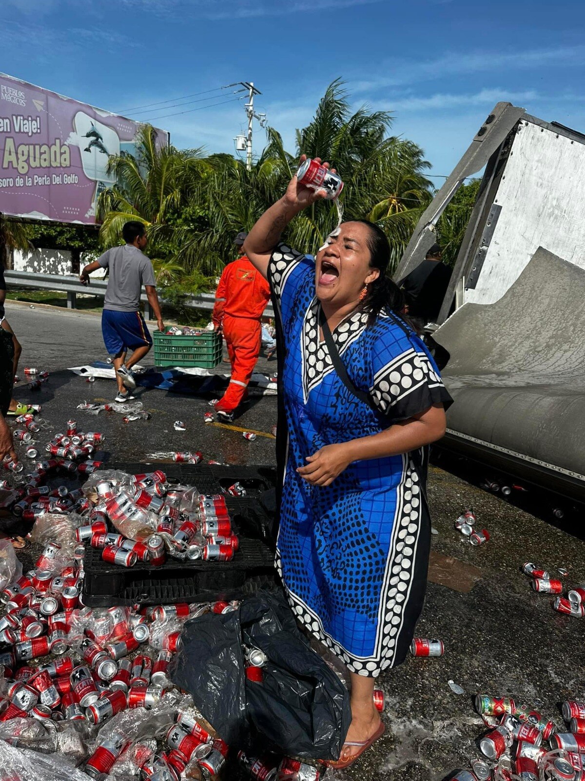Una mujer fue captada bañándose en cerveza, tras la volcadura de un tráiler en Campeche. Foto: @TabascoHoy