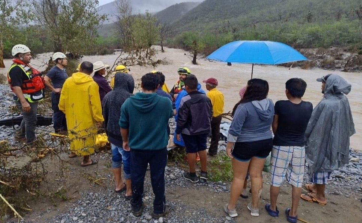 Rescatan a tres adultos y un menor atrapados por creciente del río Chihue en Tamaulipas. Foto: Roberto Aguilar