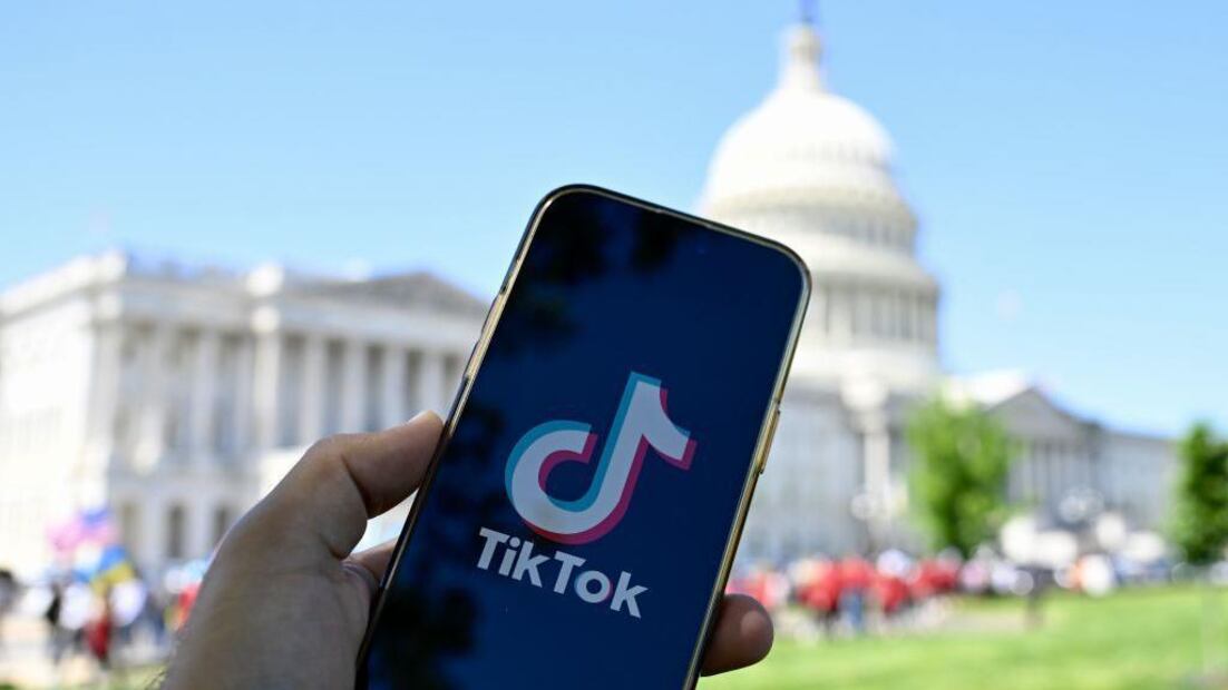 Entre las funciones adictivas que denuncian los fiscales están "autoplay", que reproduce automáticamente vídeos y "manipula a los usuarios a pasar más tiempo compulsivamente" en TikTok. Foto: archivo