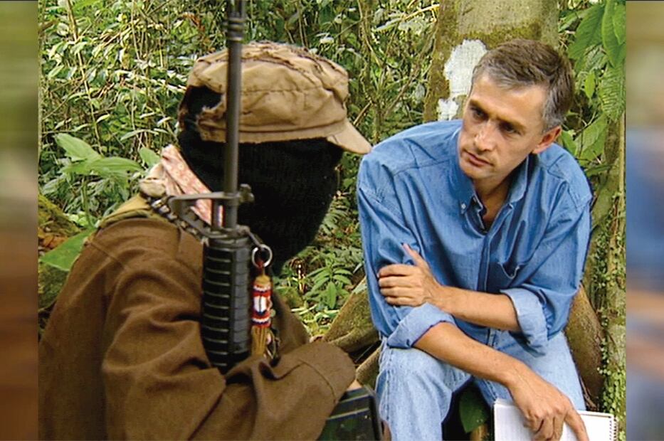 A lo largo de su carrera, el periodista mexicano Jorge Ramos ha realizado entrevistas a diversos personajes. En la imagen aparece con el Subcomandante Marcos, quien encabezó un alzamiento armado con el EZLN en 1994, en Chiapas. CORTESÍA JORGE RAMOS