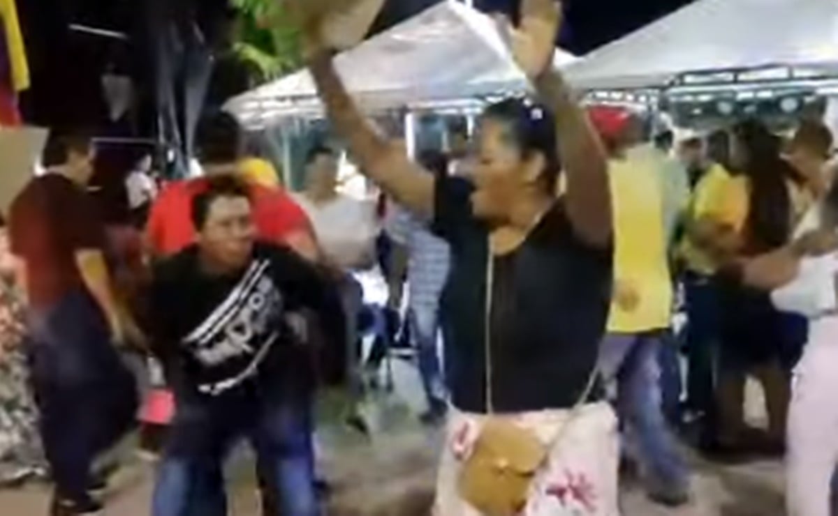 VIDEO Mujer bailaba alegremente y le llega un infarto fulminante en plena  fiesta en Colombia