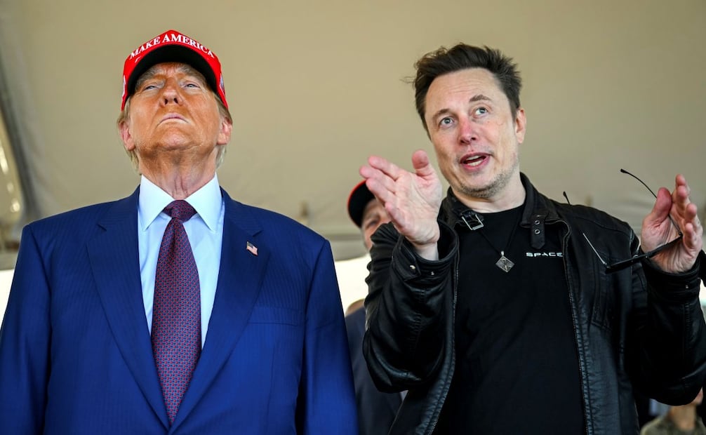 El presidente electo Donald Trump escucha a Elon Musk previo al despegue del megacohete Starship de la empresa SpaceX, propiedad de Musk, para un vuelo de prueba desde Starbase en Boca Chica, Texas, el 19 de noviembre de 2024. Foto: AP