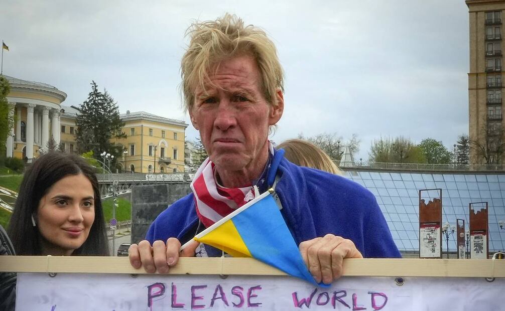 Ryan Wesley Routh participa en una manifestación en el centro de Kiev, Ucrania. Foto: AP