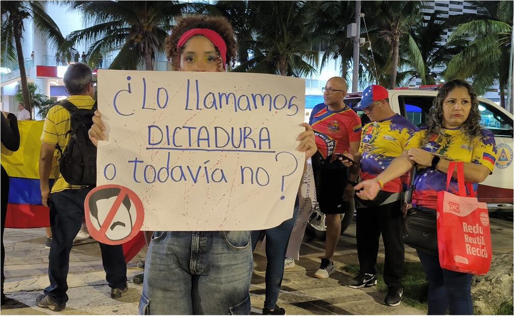 Venezolanos protestan en Cancún. Foto: Adriana Varillas/EL UNIVERSAL