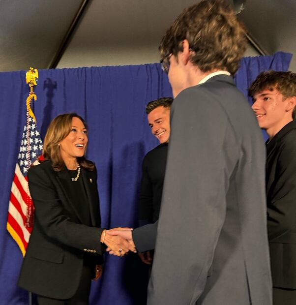 Valentino Martin se mostró feliz de conocer a la candidata Kamala Harris.