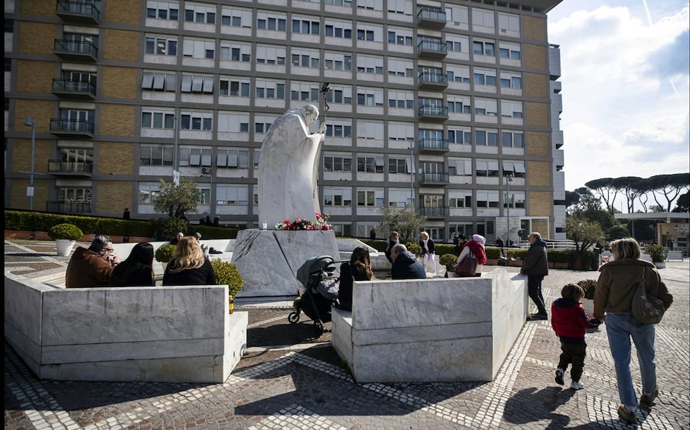 Imagen de un altar improvisado dedicado al papa Francisco a las puertas del hospital Gemelli de Roma, el 20 de febrero de 2025, donde permanece ingresado desde hace casi una semana. Foto: EFE