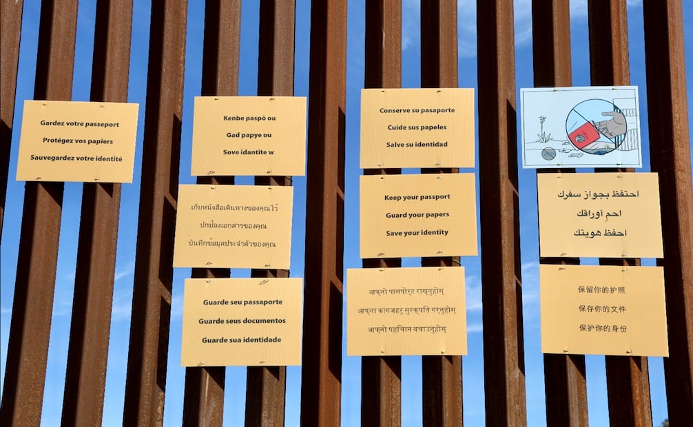 Pasaportes e identificaciones oficiales de personas de diversos países del mundo son destruidos y mutilados en el desierto fronterizo entre México y EU. Foto: Valente Rosas/EL UNIVERSAL