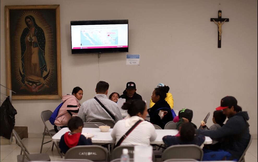 Migrantes acuden al comedor Ministerio para Migrantes de la Catedral de Ciudad Juárez el 15 de enero de 2025. Foto: Christian Torres/EL UNIVERSAL