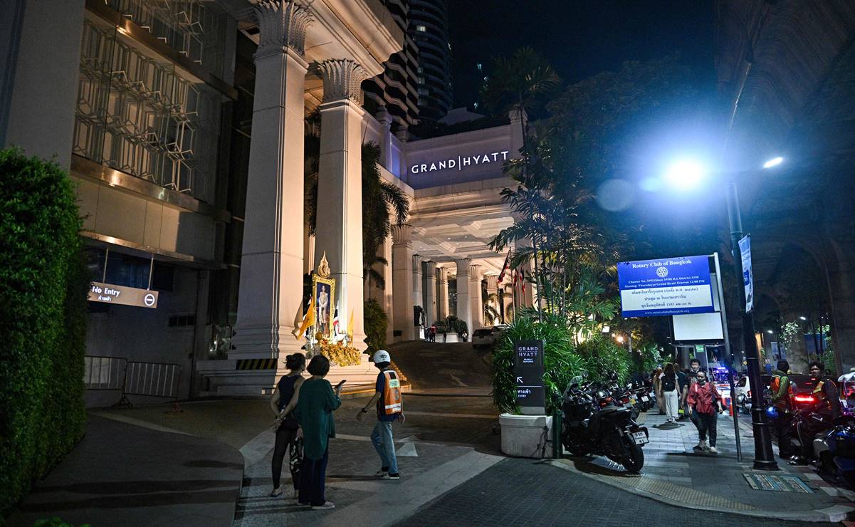 Vista general de la calle después de un incidente en el que se encontraron seis cadáveres en un hotel de Bangkok. Foto: AFP