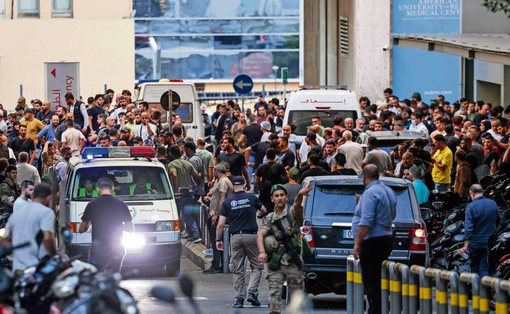 Libaneses al rodear ayer ambulancias en la entrada del Centro Médico de la Universidad Estadounidense de Beirut. Foto: Anwar Amro | AFP