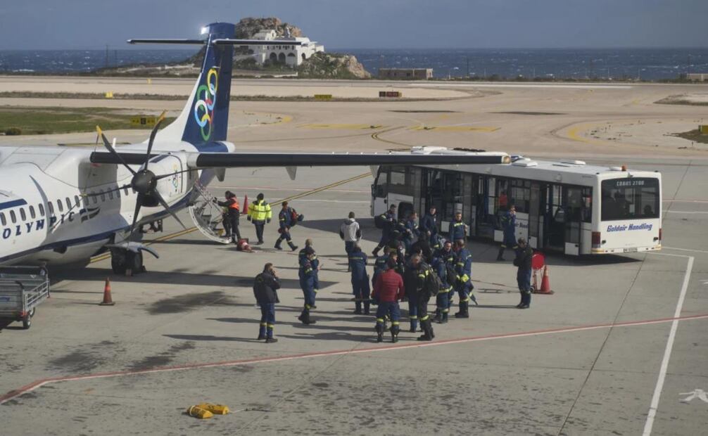 Trabajadores de rescate en el aeropuerto de la isla griega de Santorini, afectada por sismos. Foto: AP