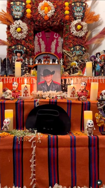 Maribel Guardia dedica altar del Día de Muertos a Julián Figueroa.