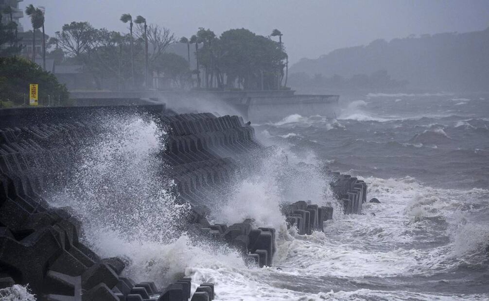 Fuertes olas golpean un área costera de Ibusuki, prefectura de Kagoshima, en el oeste de Japón. Foto: AP