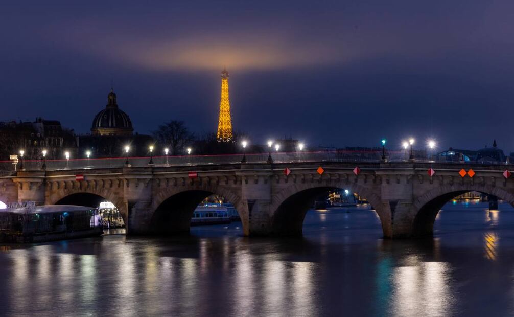 Una vista general muestra la Torre Eiffel y el puente 'Pont Neuf' desde las orillas del río Sena en París, Francia, a principios del 31 de diciembre de 2024. La capital francesa se prepara para celebrar la llegada del nuevo año 2025. Foto: EFE