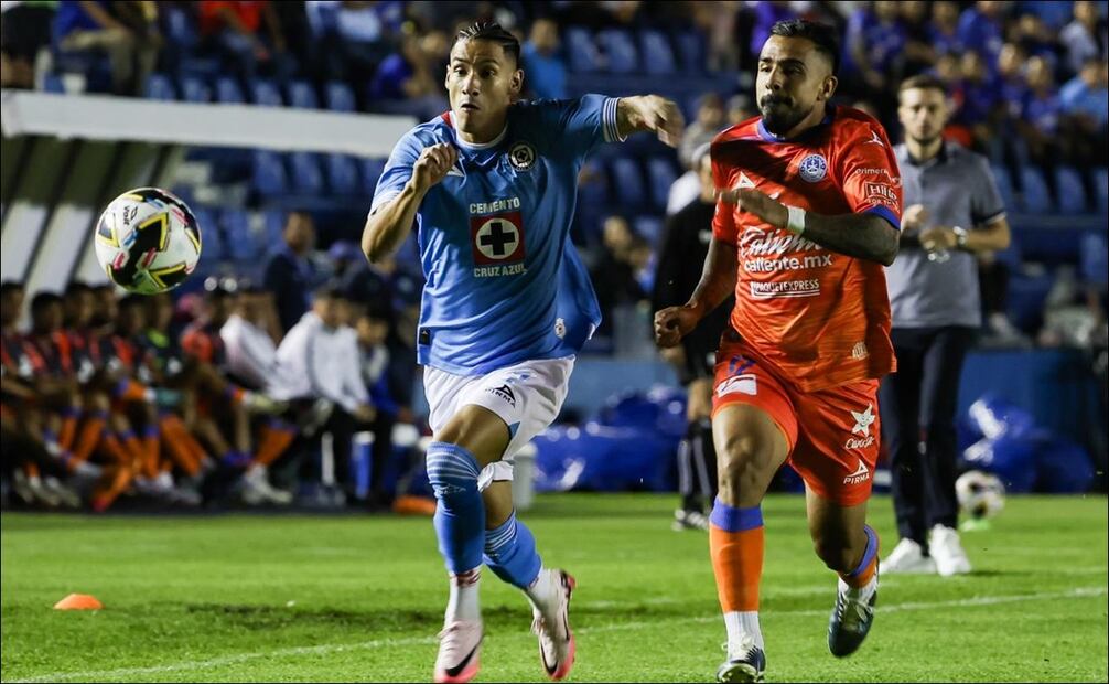 Uriel Antuna intenta quedarse con la pelota en una jugada ofensiva de Cruz Azul. FOTO: Hugo Salvador